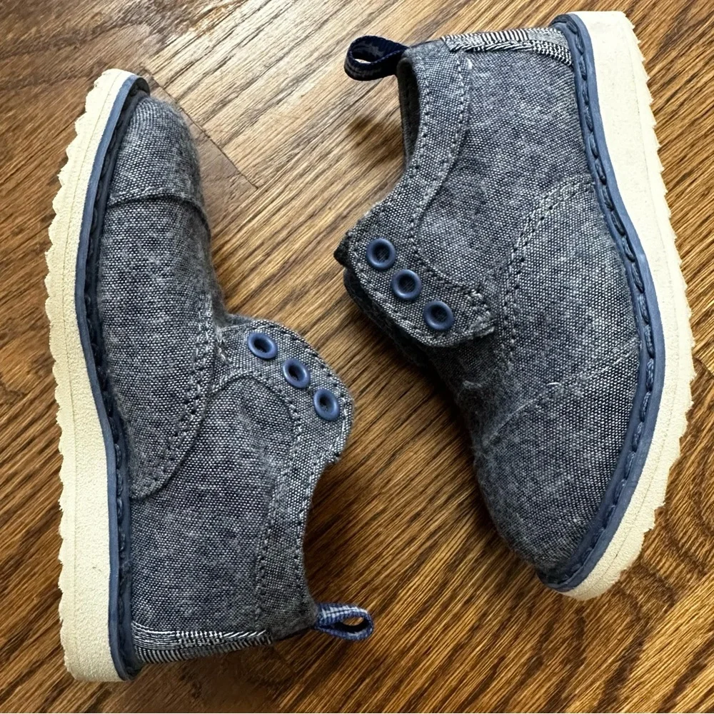 TOMS Tiny Brogue oxfords in Blue Chambray, toddler size 5 (NWT)
